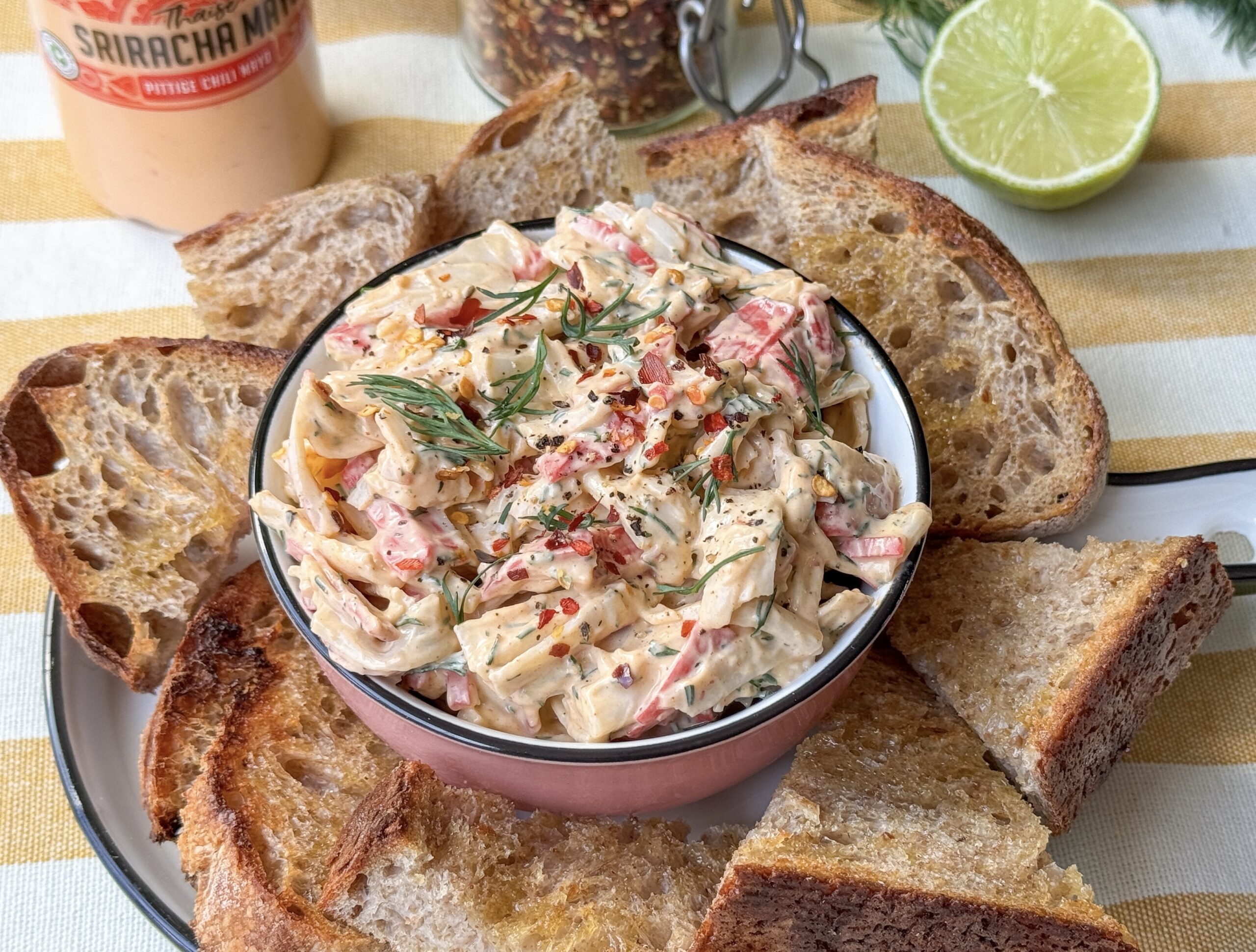 pittige krabsalade, lekkere kerst dip in schaaltje met toast