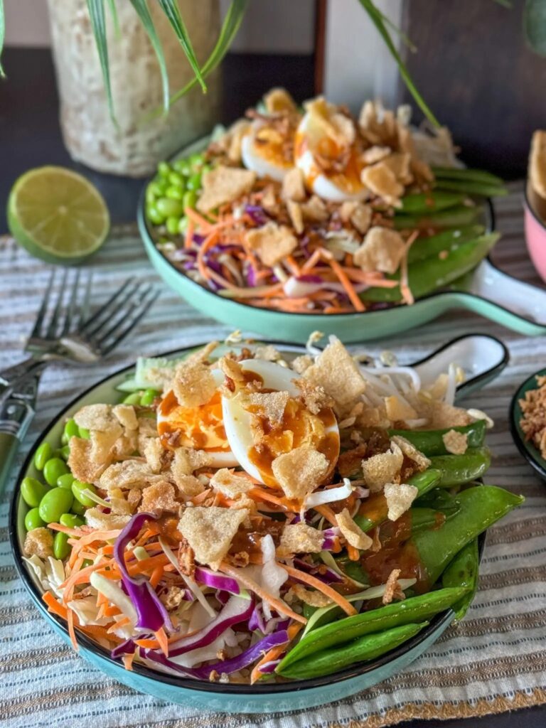 Gado gado met gekookte groenten, pindasaus, ei en kroepoek – kleurrijk en gezond gerecht uit weekmenu 24