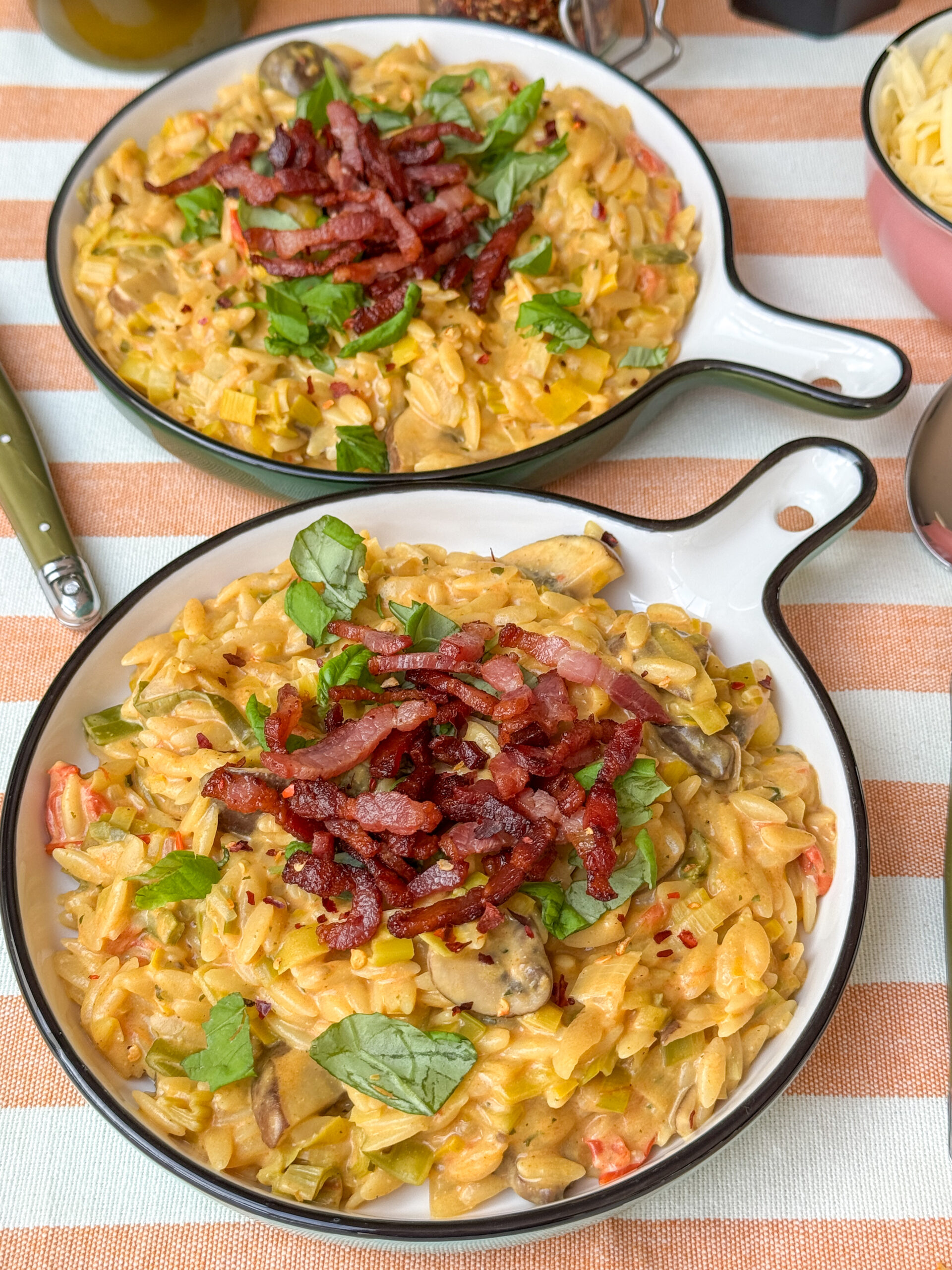 Romige orzo met prei, spek en Boursin – een van de 10x lekkere recepten voor de maand mei