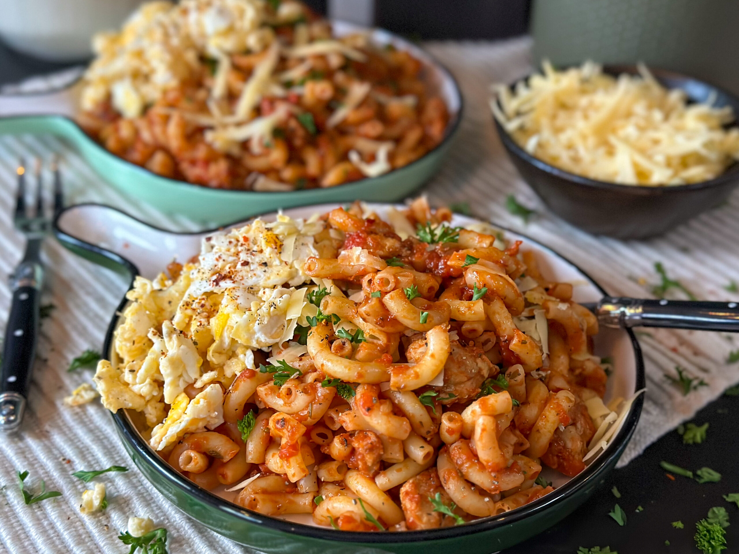macaroni met verse worst in tomatensaus
