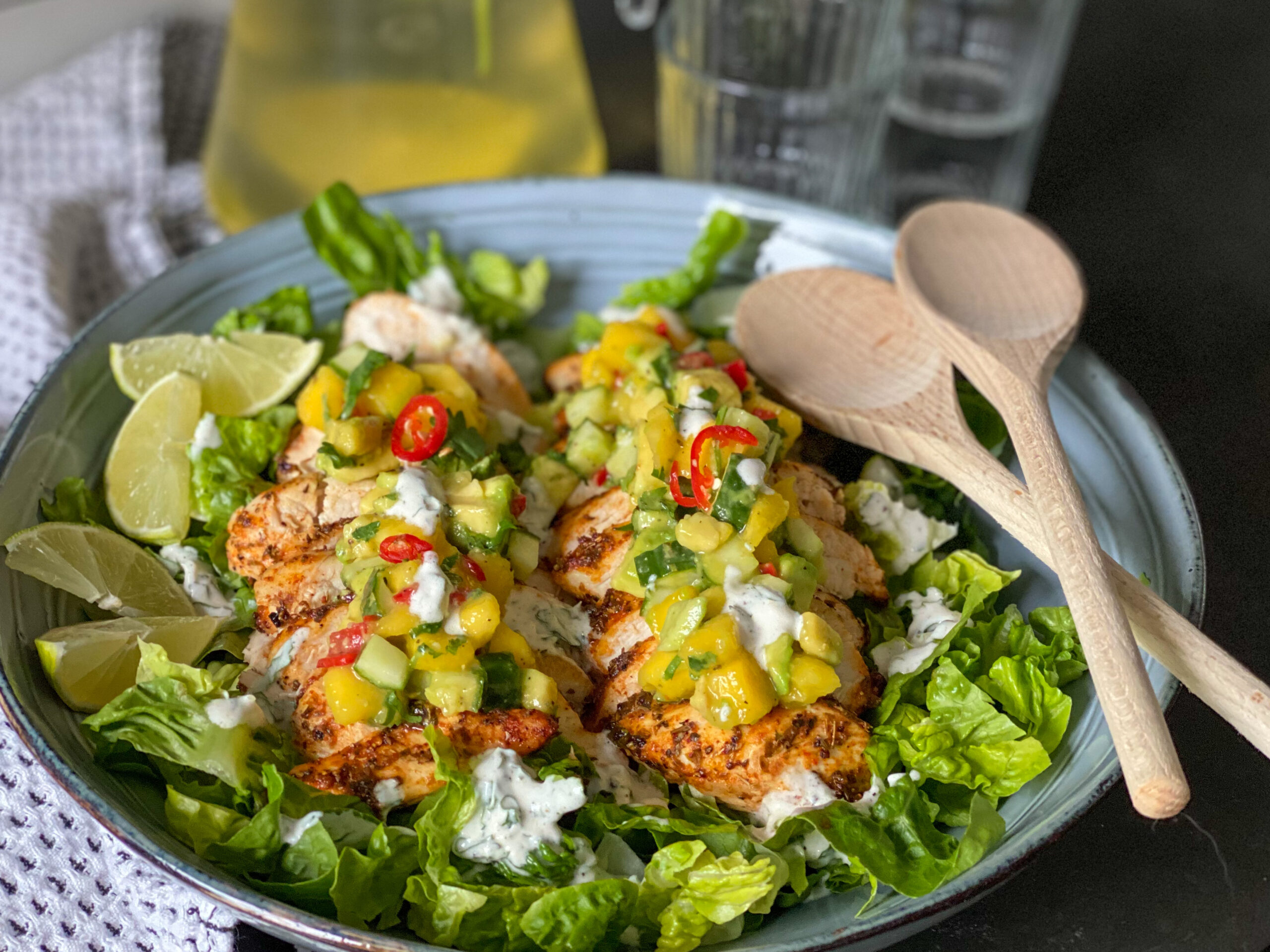 gegrilde kip salade met pittige mango salsa