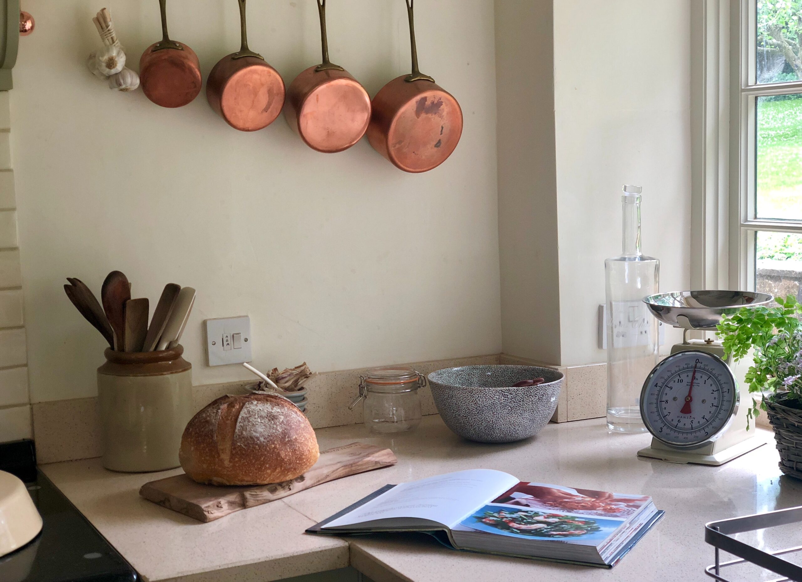 aangekoekte koperen pan schoonmaken