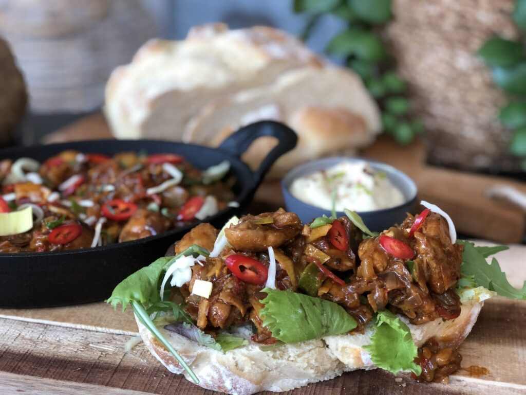 recept broodje hete kip met Thaise wokgroenten en frisse limoenmayonaise