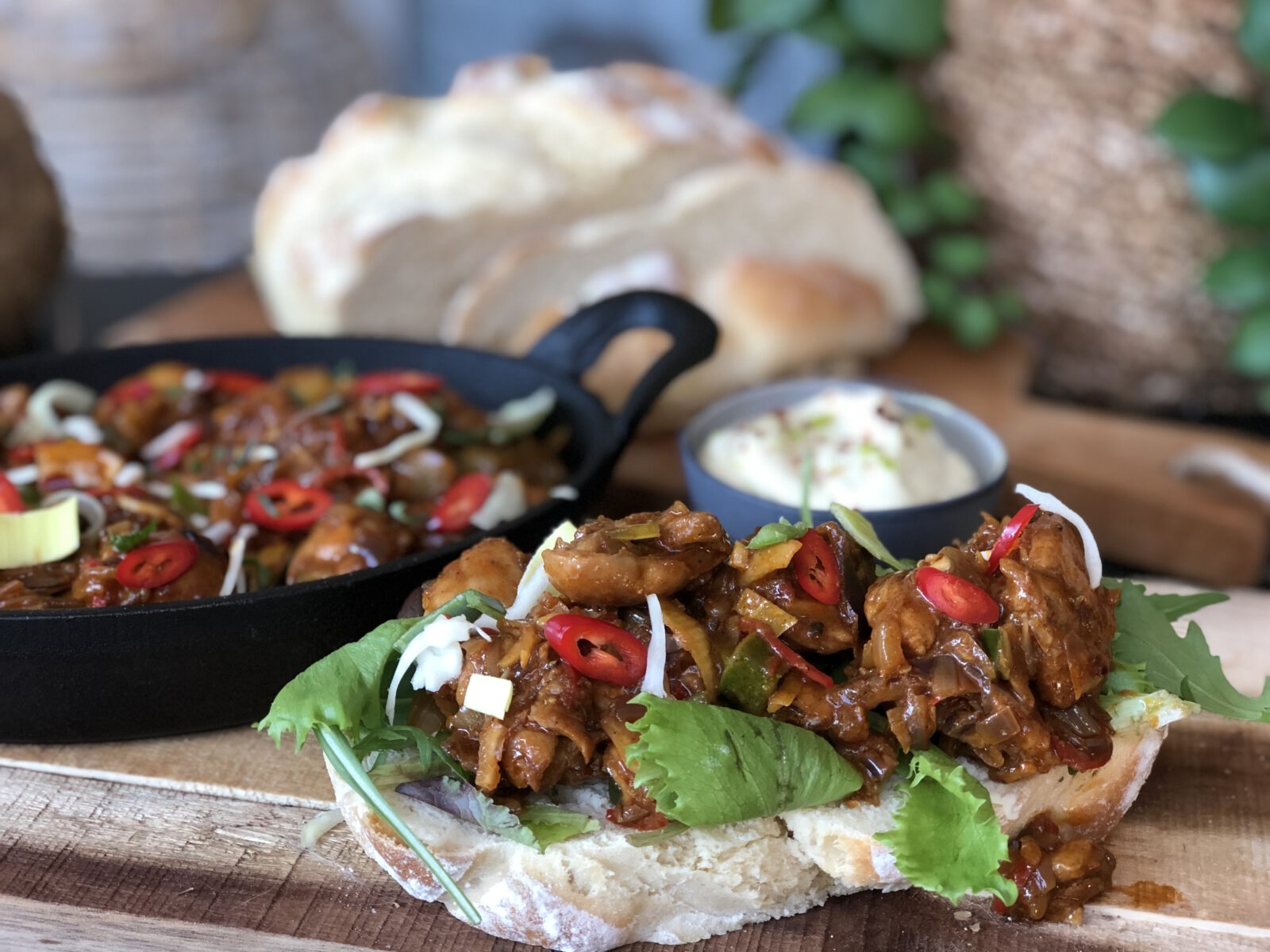recept broodje hete kip met Thaise wokgroenten en frisse limoenmayonaise