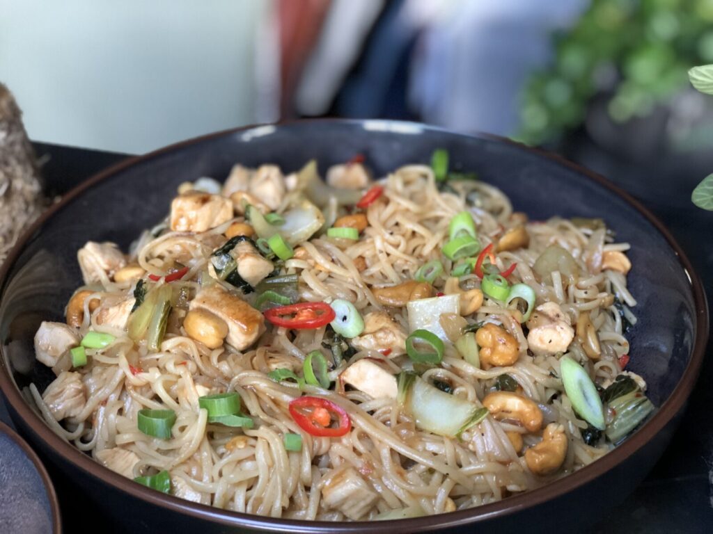 recept zelf kip cashew maken met noedels, paksoi en bosui.
