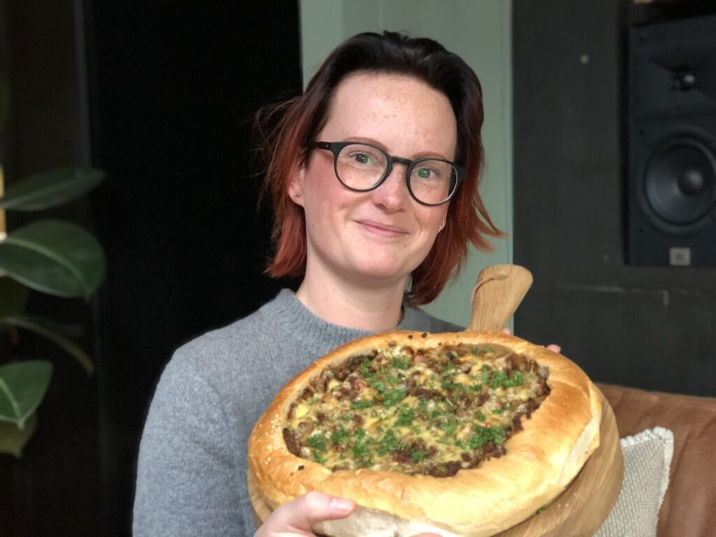 recept gevuld Turks brood met pittig gehakt en groenten