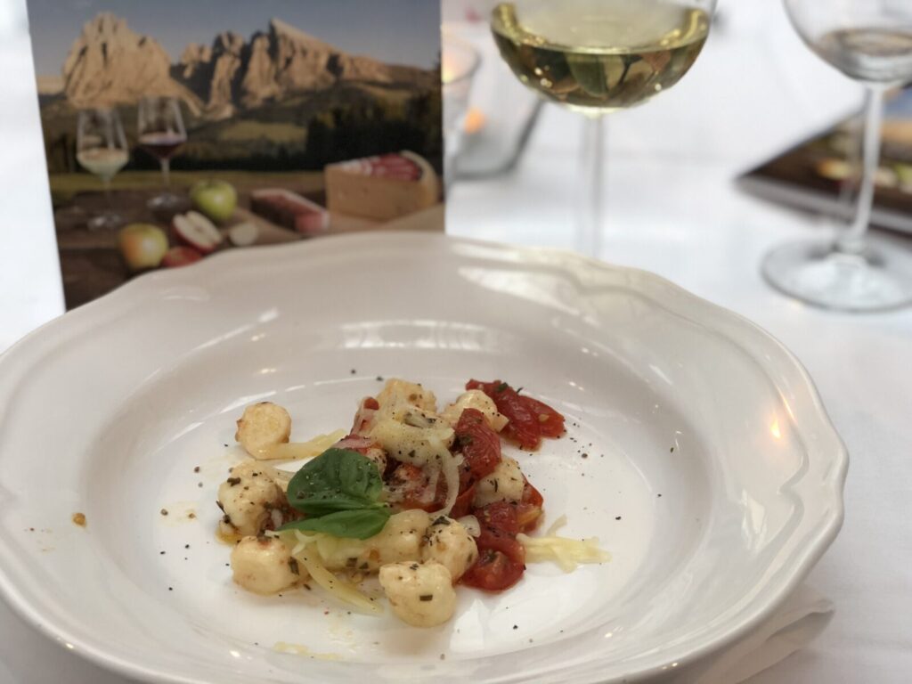 Zuid Tiroolse producten: Speck, Stilfser BOB kaas en Wijn Alto Adige DOC 