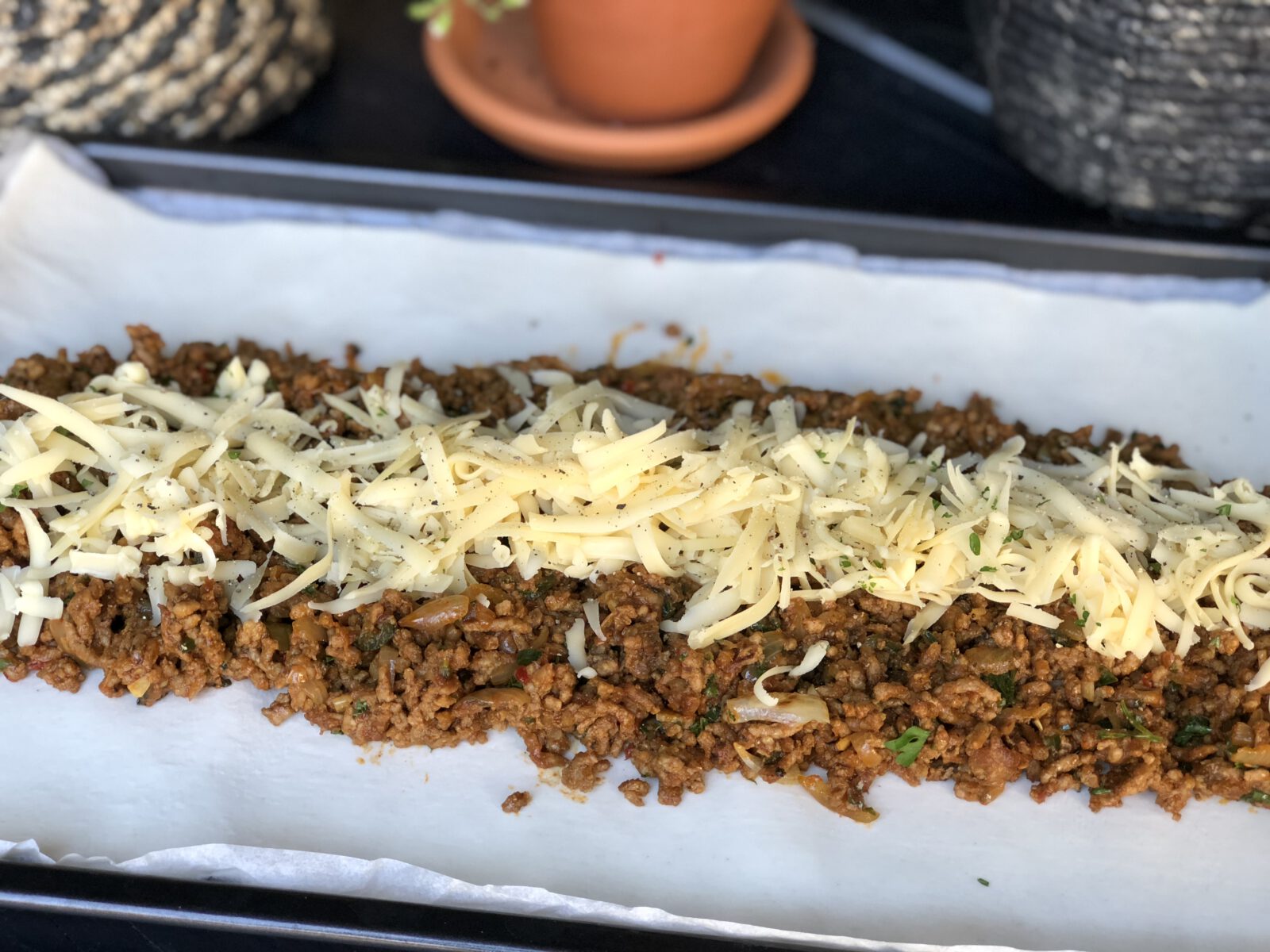 recept bladerdeeg rol gevuld met pittig gehakt en kaas