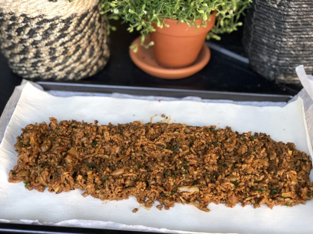 recept bladerdeeg rol gevuld met pittig gehakt snack