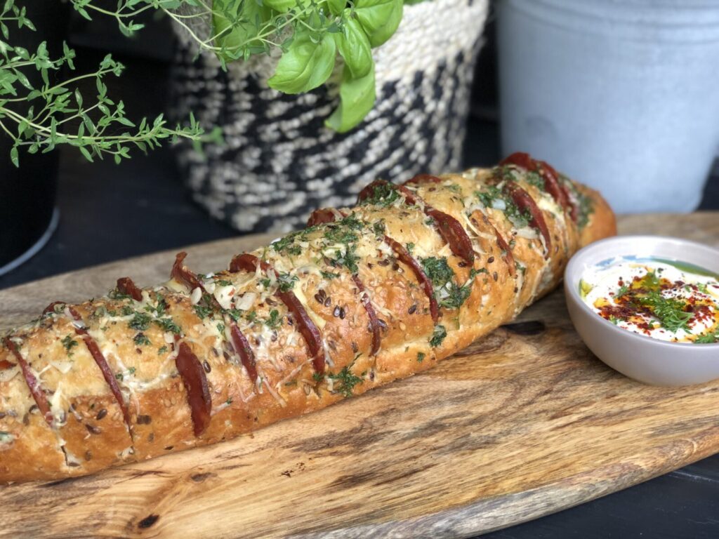 Spaans gevuld stokbrood met chorizo van de bbq