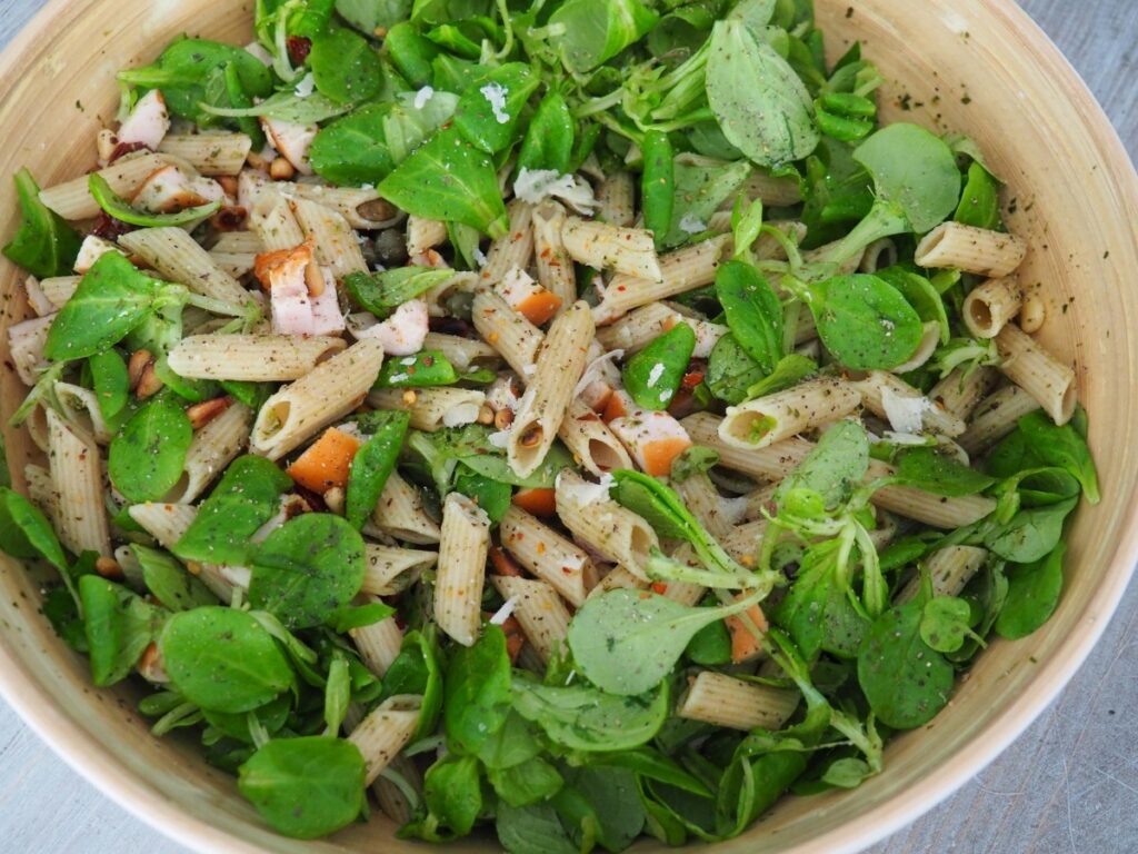 pastasalade met gerookte kip en pesto