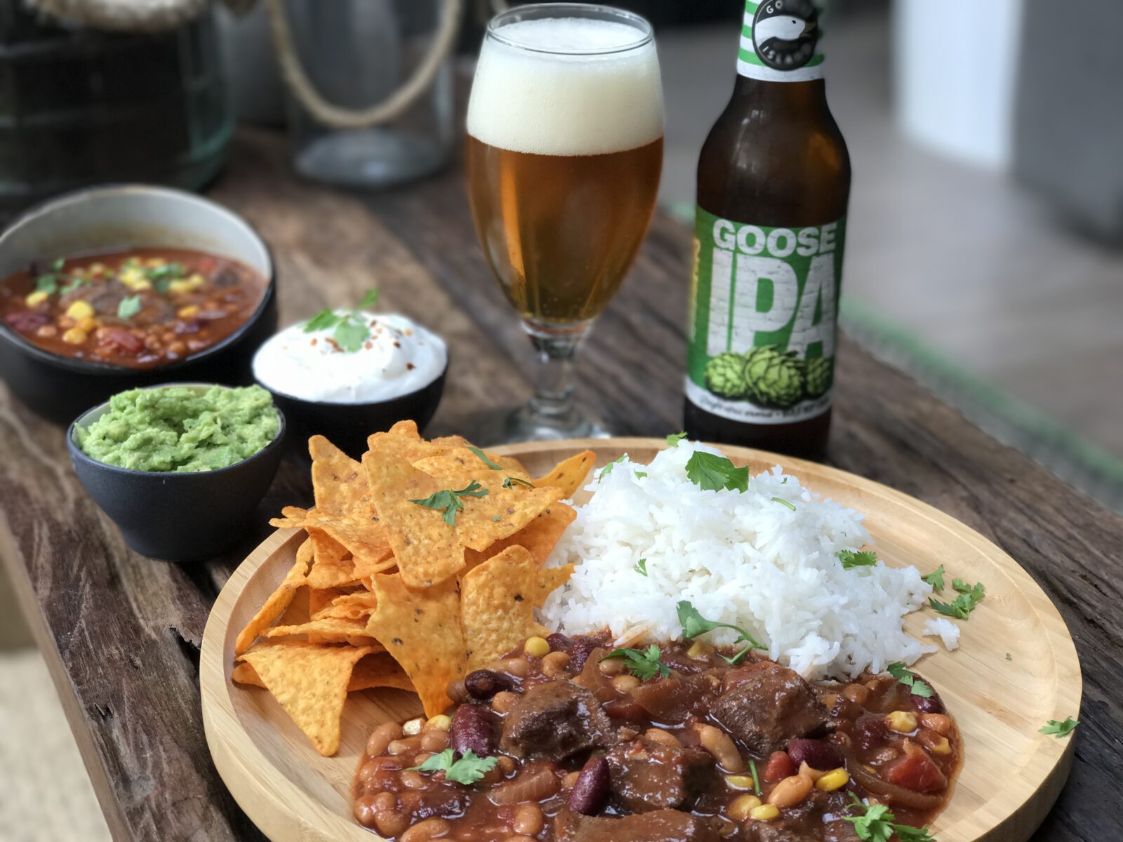 Chili con carne met stoofvlees gemaakt voor familie over de kook