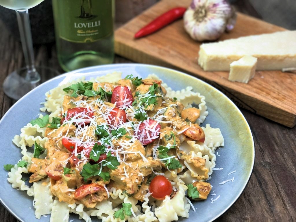 pasta roomsaus met courgette, champignons en spek 