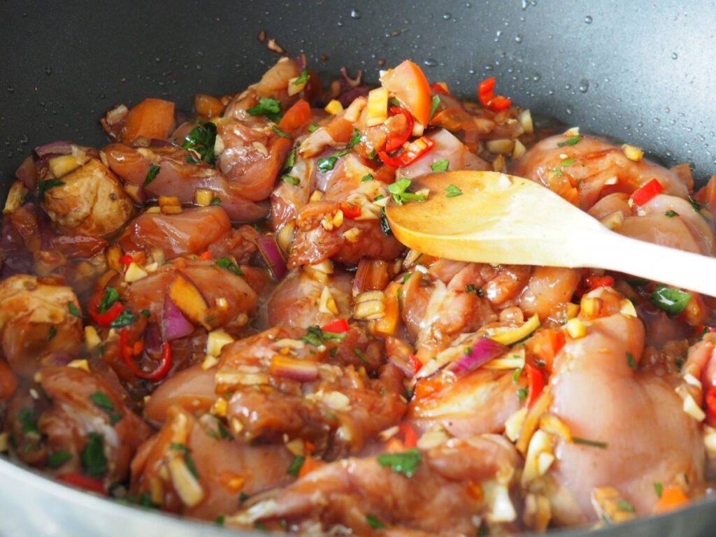 Surinaamse stoofpot met kip en specerijen 