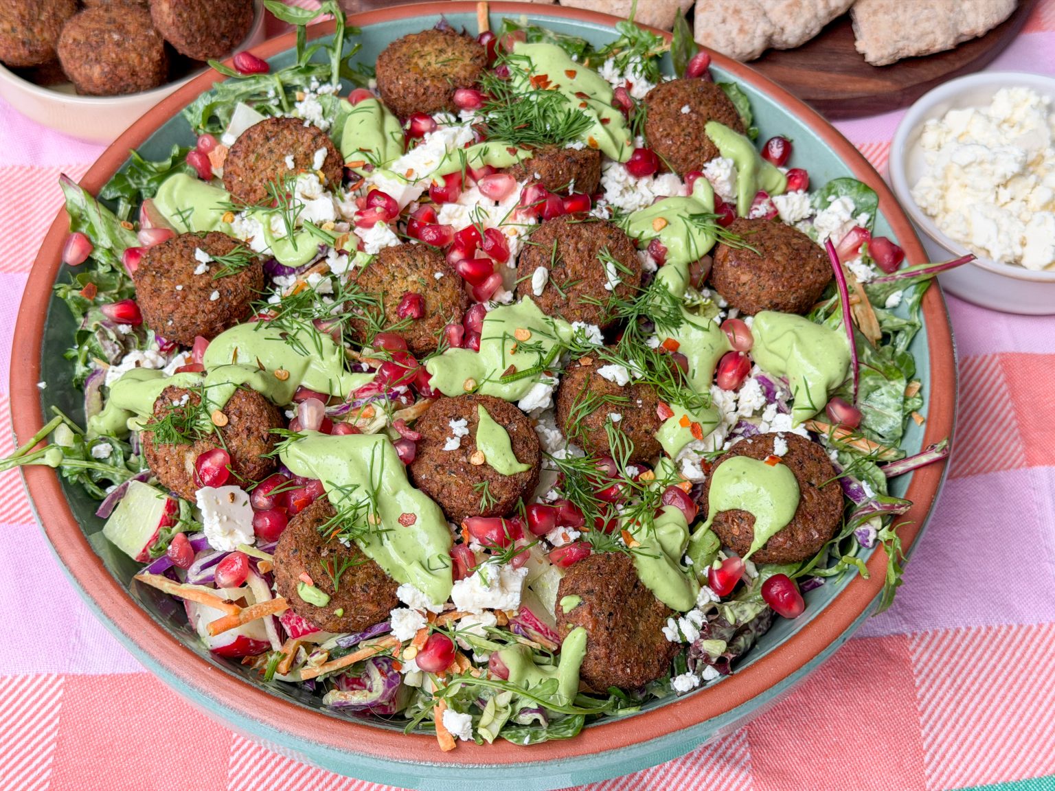 Falafel salade recept seizoensgroenten mei