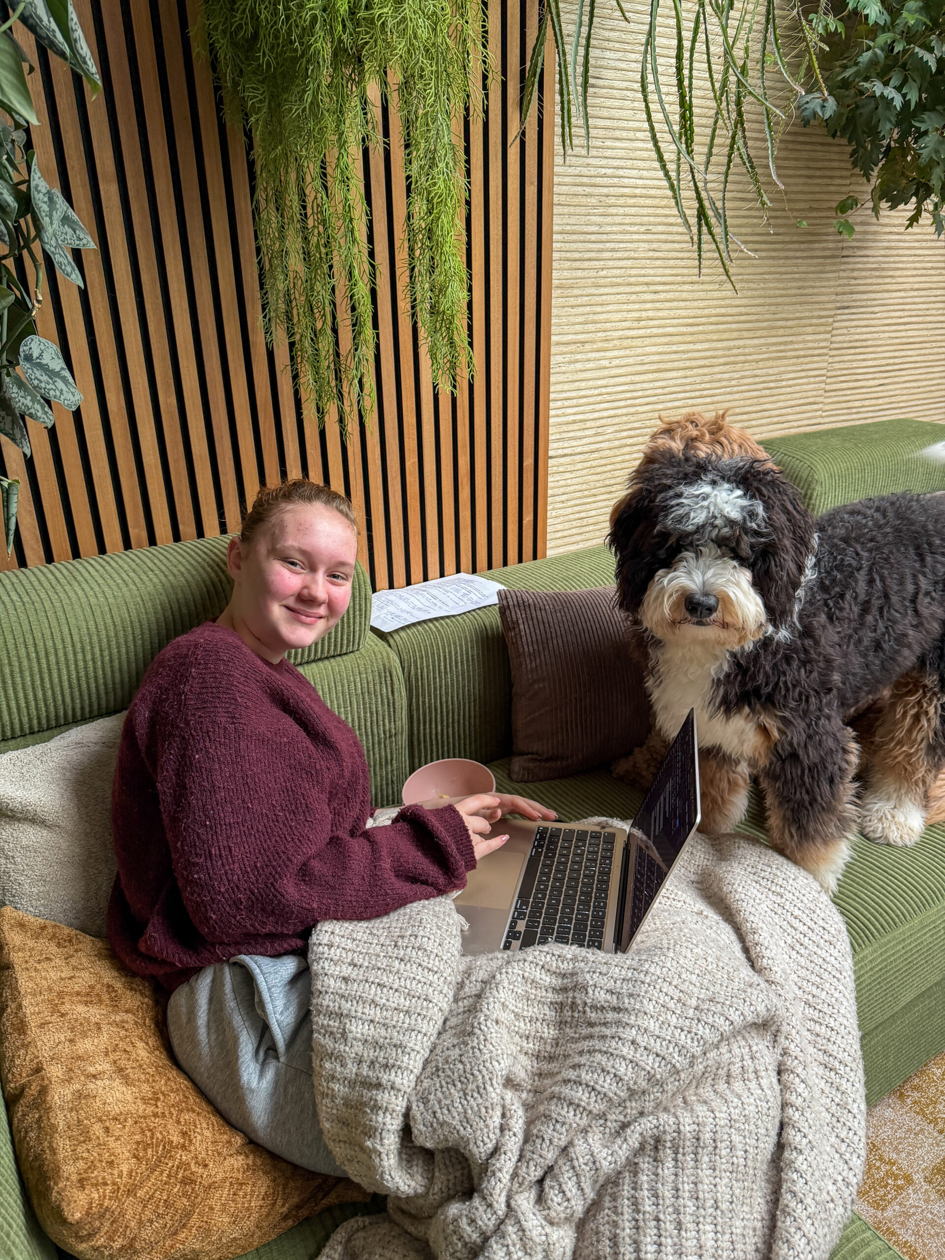 Amaranthe werkt op laptop op de bank - foto 2