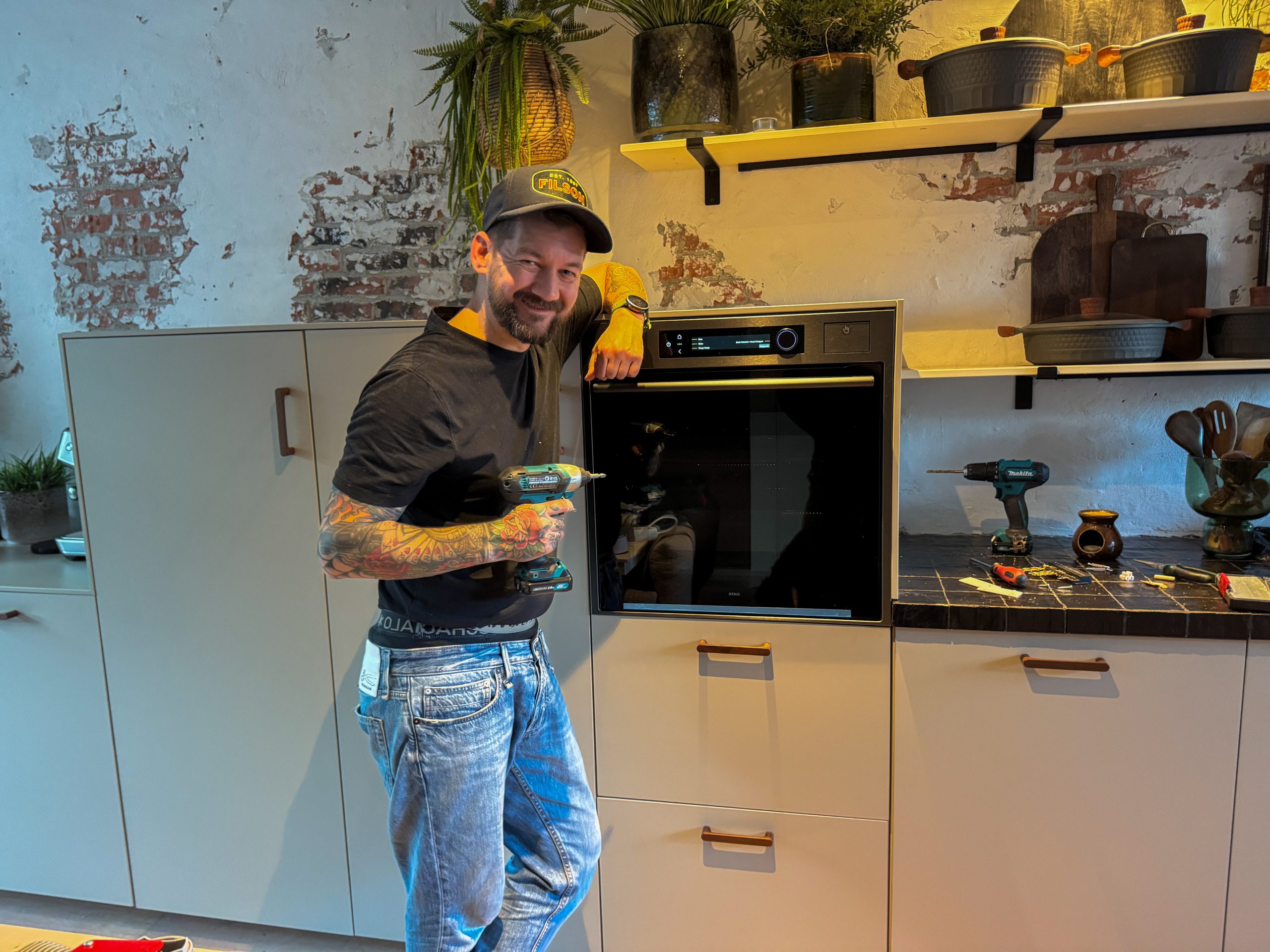 Janwillem nieuwe oven installeren thuis bij familie over de kook