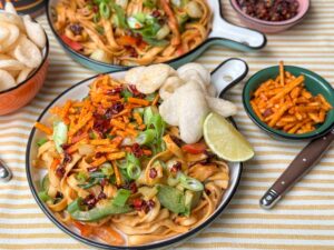 Vegetarische noedels pindasaus paksoi recept
