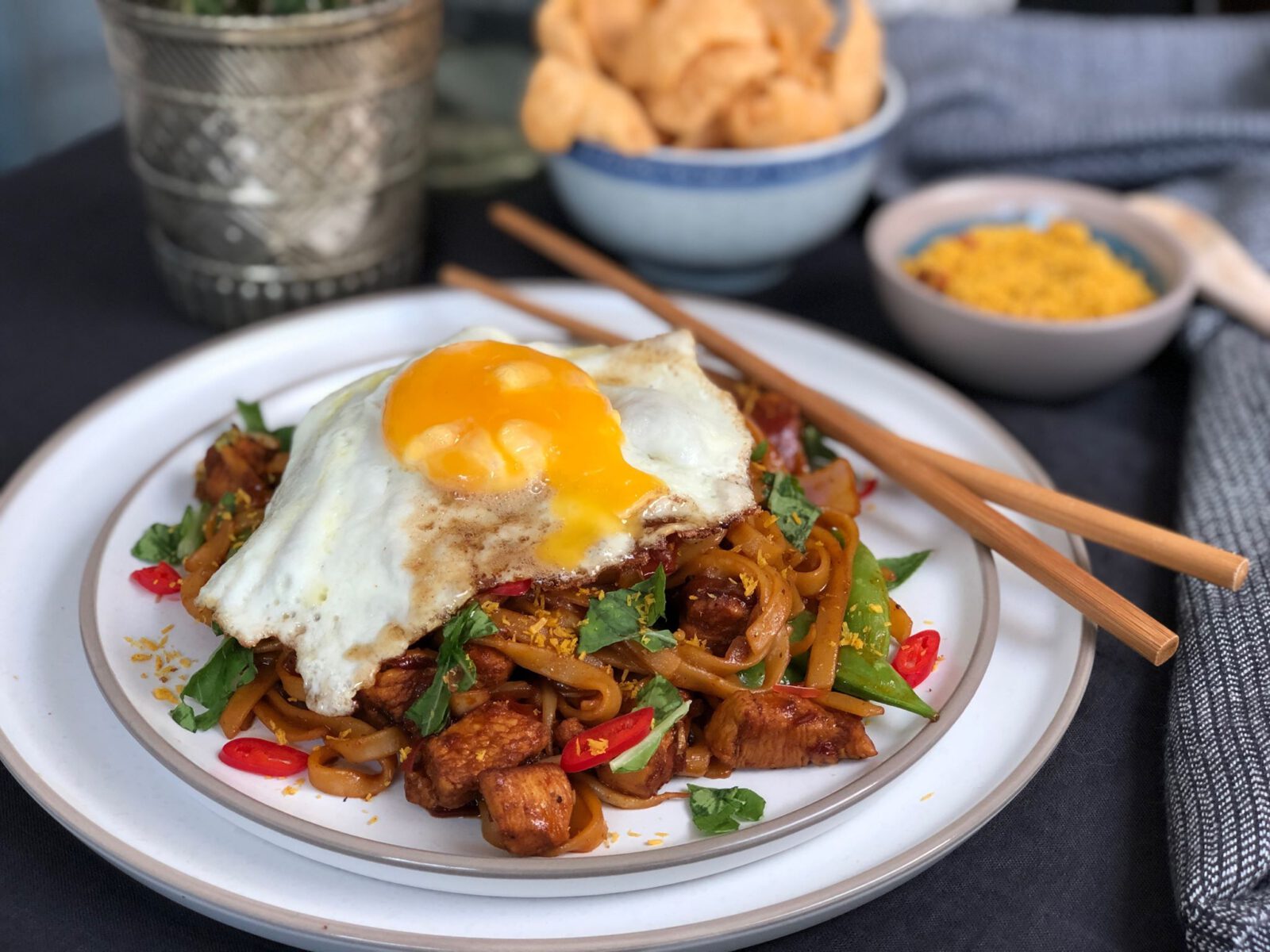 Bami met kip ketjap en gebakken ei