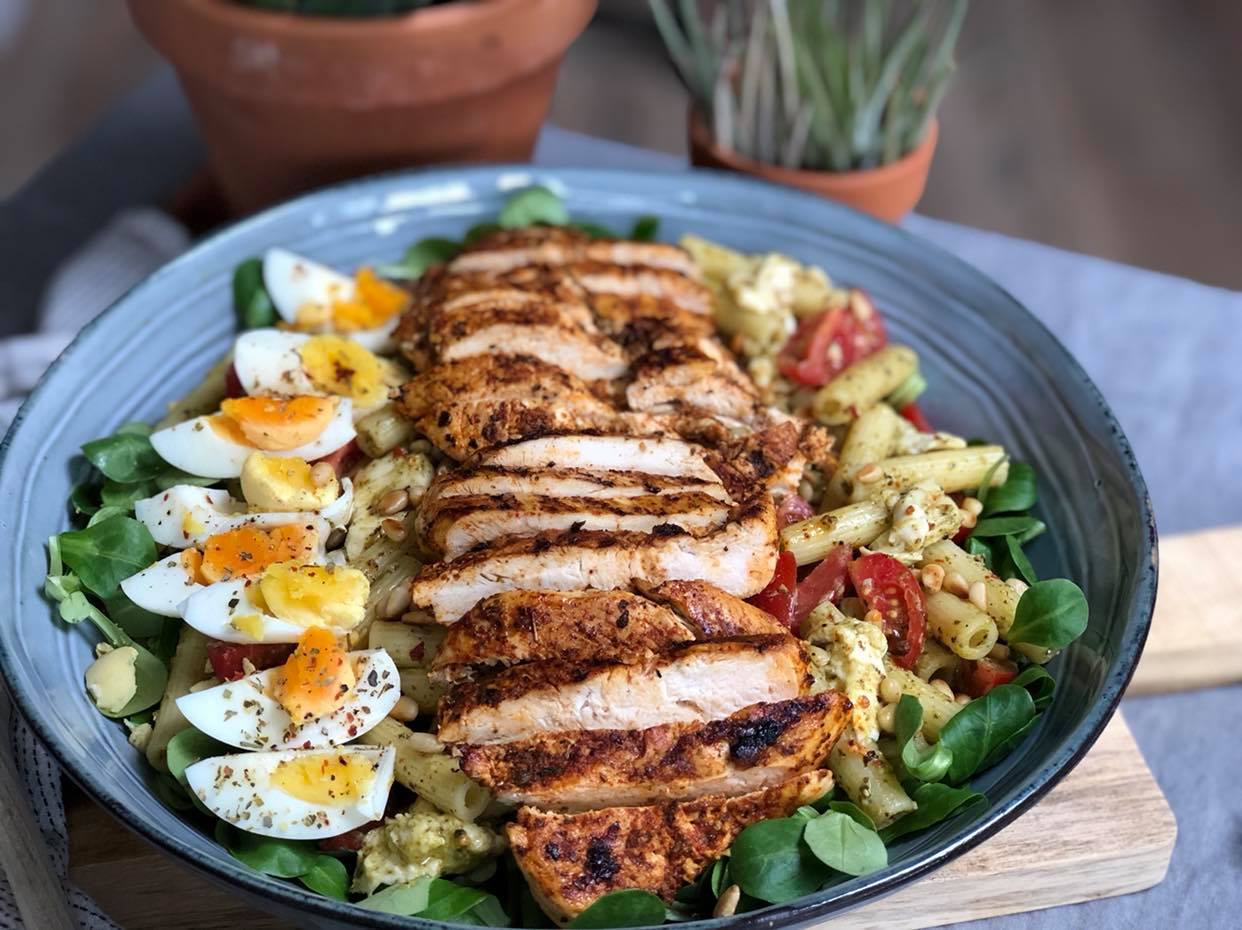 Pastasalade met pesto en gegrilde kip