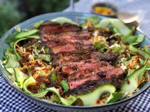 Biefstuk salade met pittige Aziatische saus