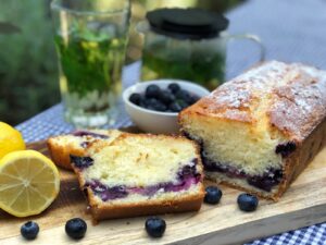 Cake met blauwe bessen en citroen