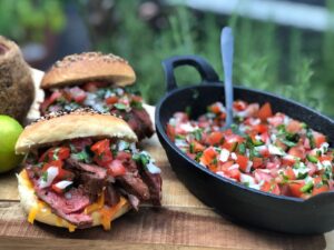 Gegrilde bavette op een broodje