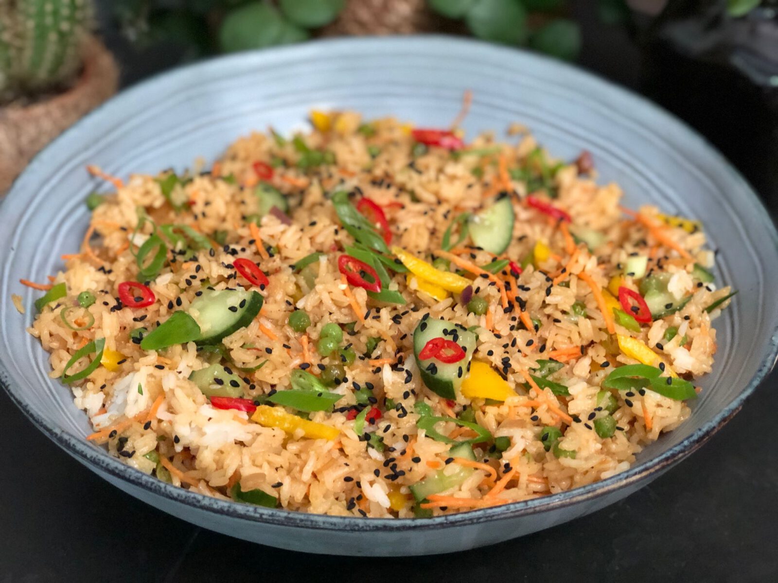 rijstsalade met doperwten, paprika en komkommer