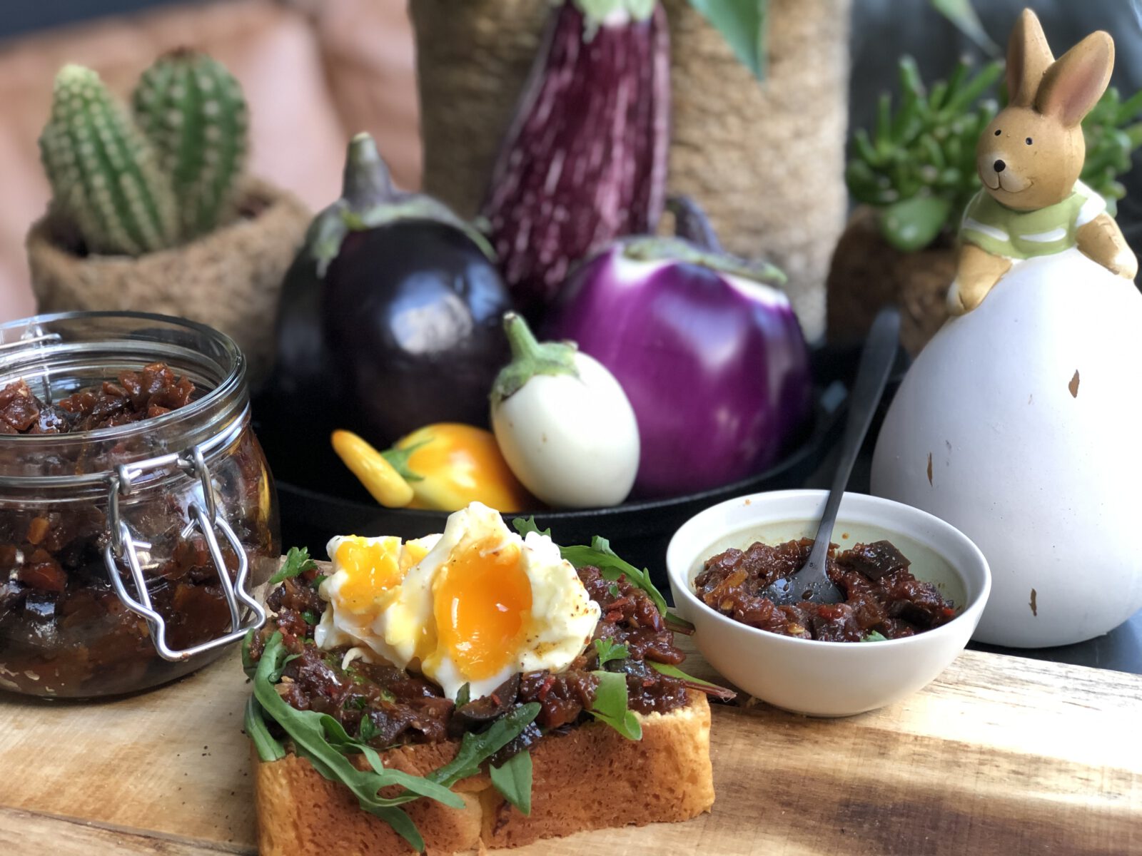 paasontbijt: brioche met aubergine chutney en ei