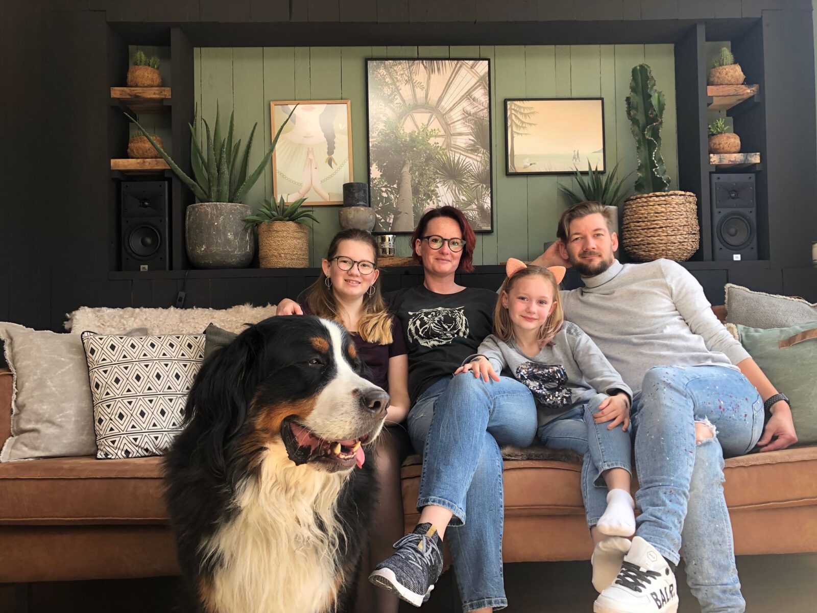 Familie binnenstebuiten foto