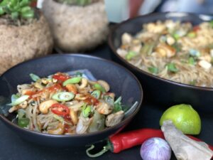 kip cashew met noedels, paksoi en bosui - foto 3