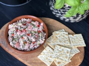 pittige tonijnsalade met sriracha en rode peper. - foto 3