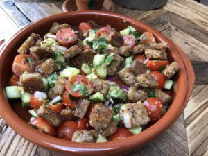simpele tomatensalade met pittige broodcroutons - foto 3