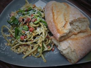 Pastasalade - pasta met avocado pesto: romig en pittig