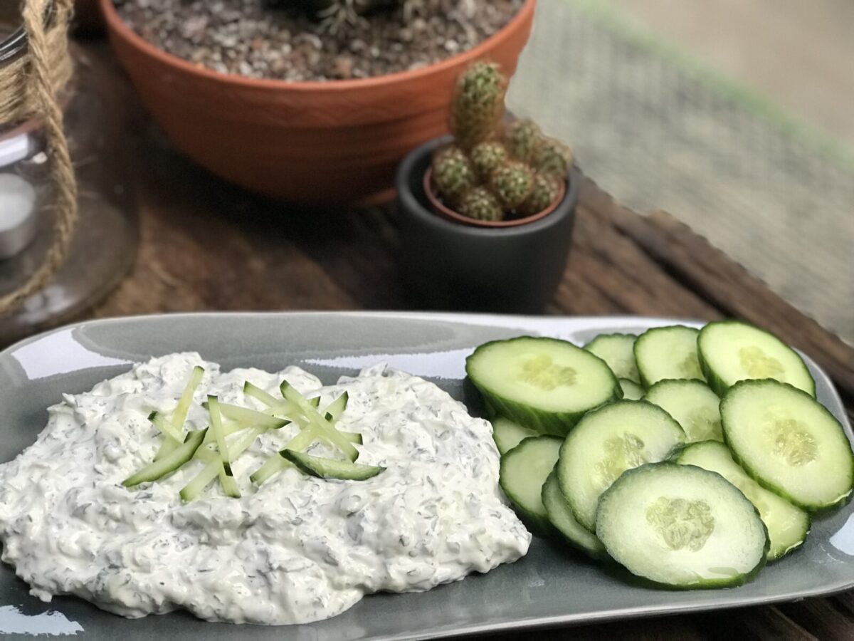 zelf tzatziki maken met verse kruiden en een verrassend ingrediënt