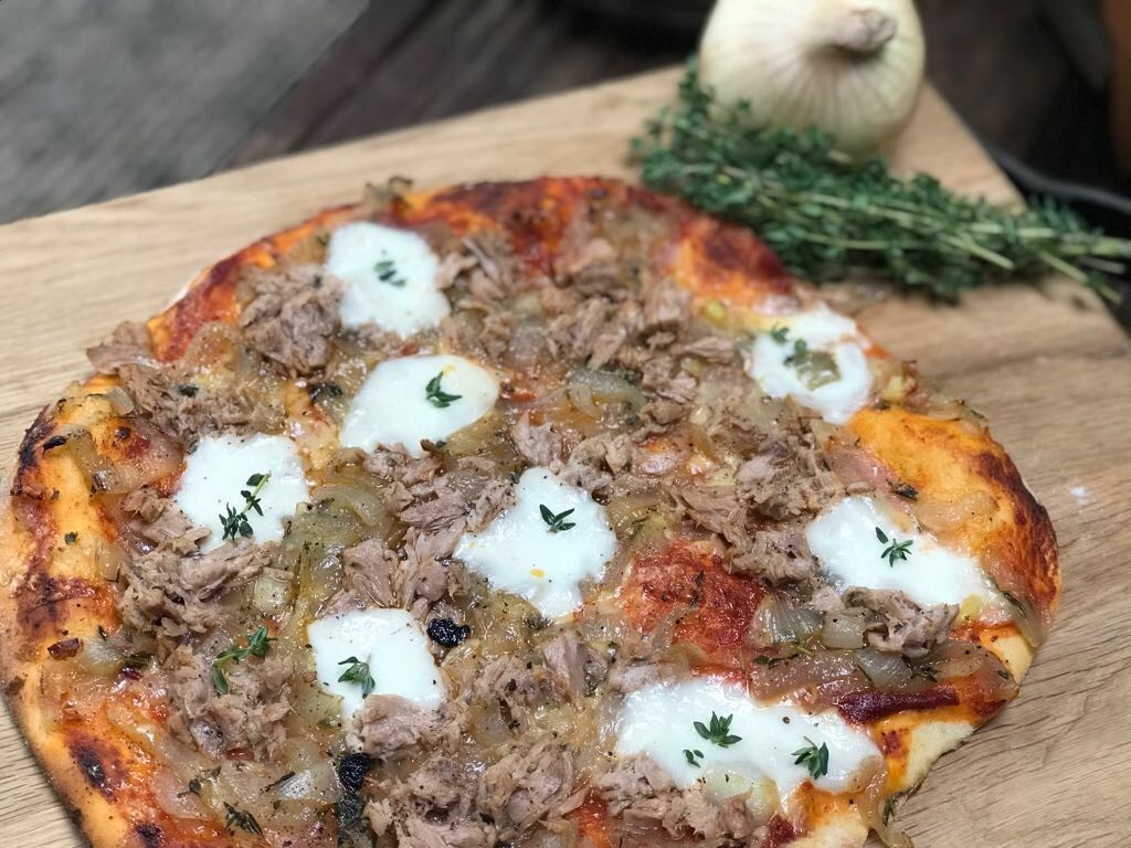 Pizza met tonijn en gekarameliseerde uien - foto 3