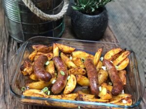 Kruidige aardappelen met worst uit de oven - foto 3