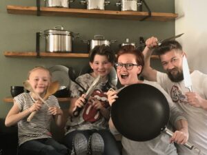 Familie over de kook voorstellen