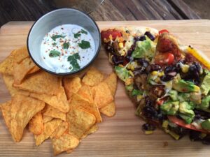Mexicaanse vegetarische pizza met tortillachips - foto 3