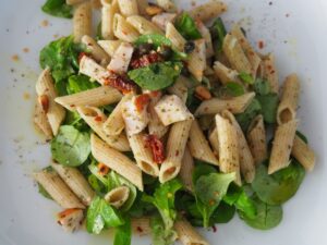 Pastasalade met gerookte kip
