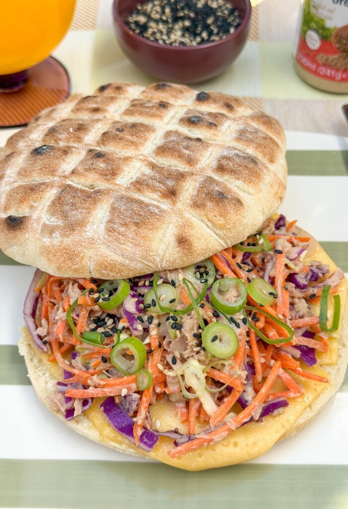 Broodje tonijnsalade met bos ui en sesamzaadjes