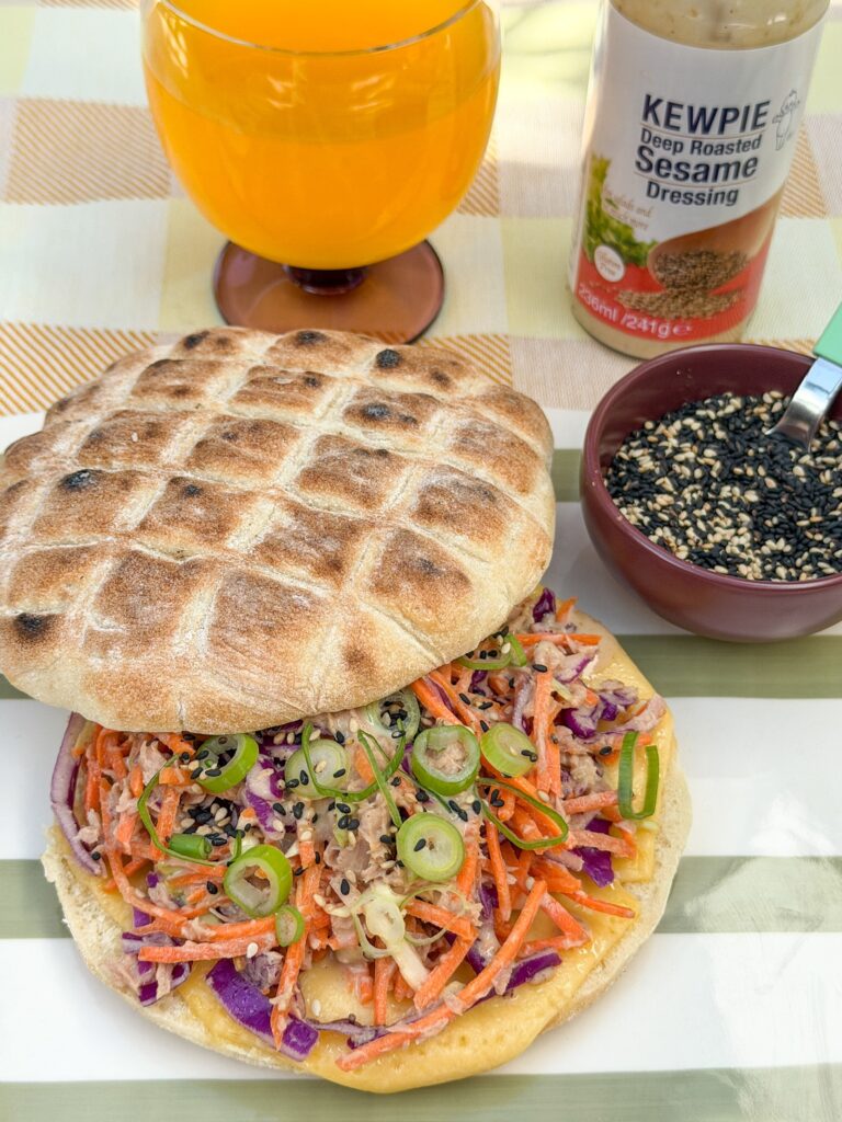 Broodje tonijnsalade met sesam dressing op een knapperig broodje met gesmolten kaas