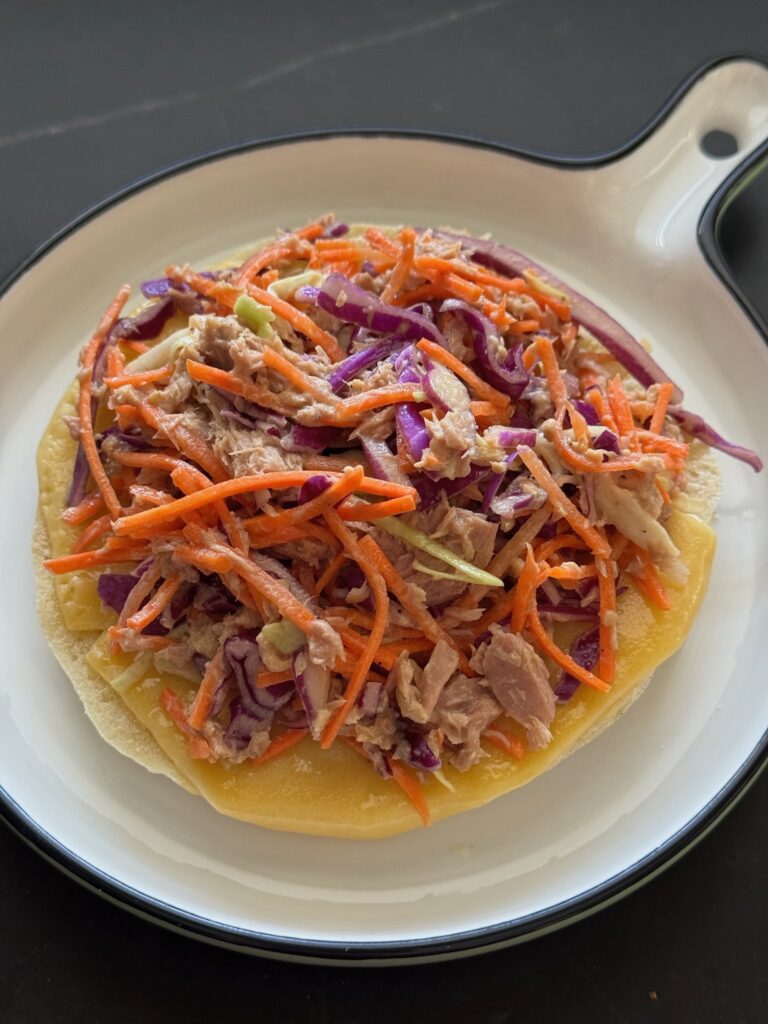 Tonijnsalade met koolmix op broodje met gesmolten kaas