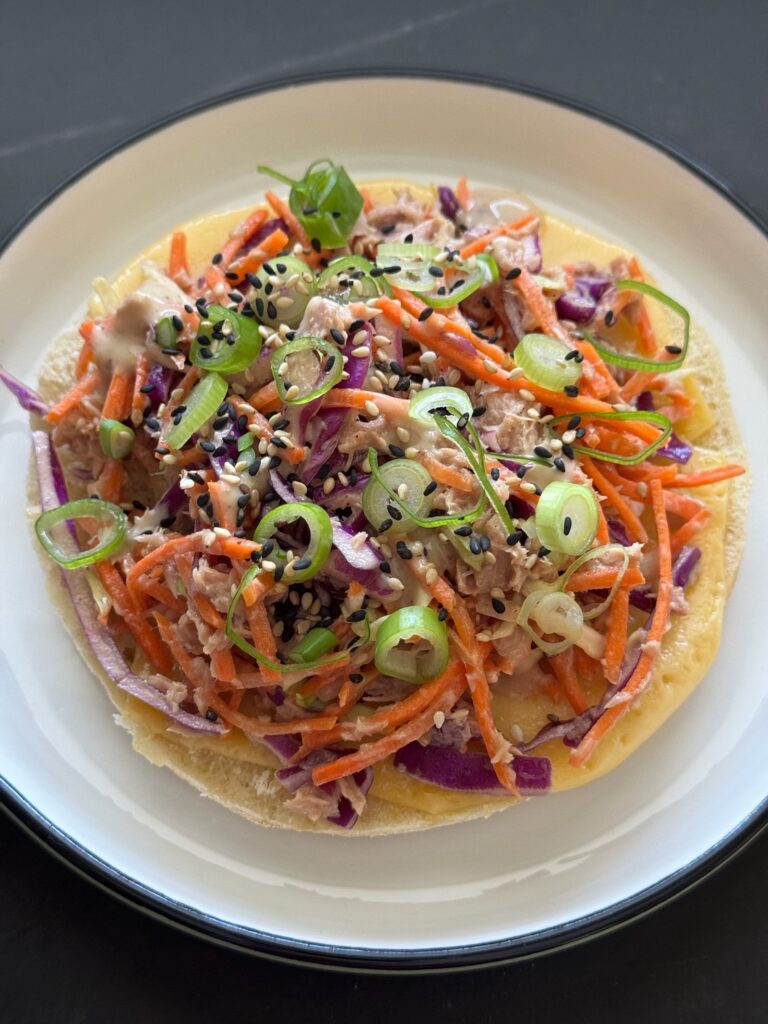 Broodje tonijnsalade met sesam dressing, bosui en sesamzaadjes