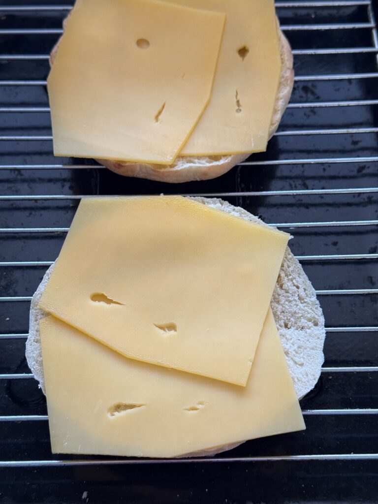Broodje met kaas onder de grill voor broodje tonijnsalade met sesam dressing