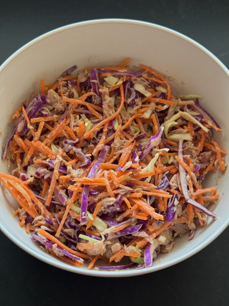 Broodje tonijnsalade met koolmix en sesam dressing in een kom