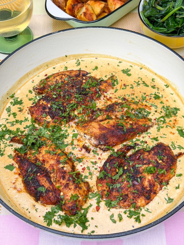 kip in boursin roomsaus in pan