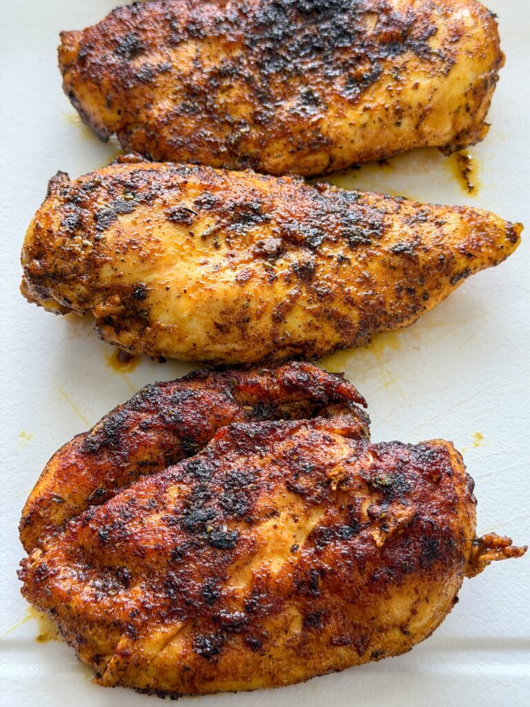 gekruide kipfilet goudbruin gebakken in de pan