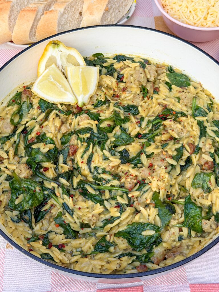 eenpansmaaltijd met orzo, spinazie en worst