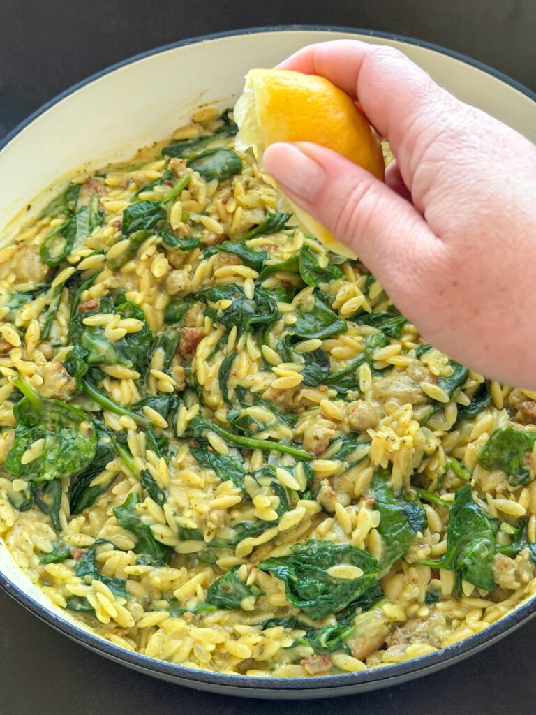 orzo met spinazie en worst op smaak brengen met citroensap
